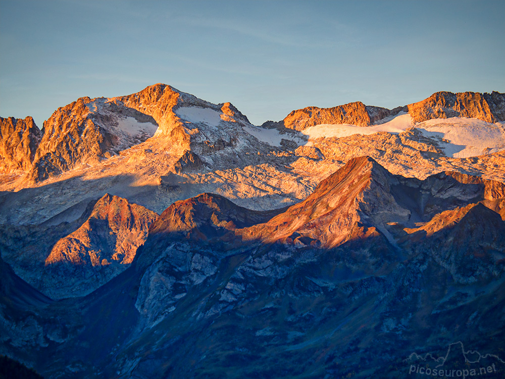 Foto: Aneto desde el mirador de la val de Varrados, Val d'Aran, Pirineos, Catalunya Foto: Aneto desde el mirador de la val de Varrados, Val d'Aran, Pirineos, Catalunya